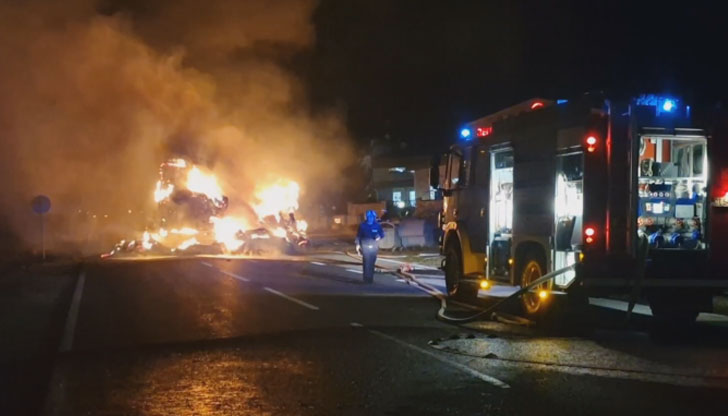 Огнеборци се борят с огнената стихияДва камиона с бали слама