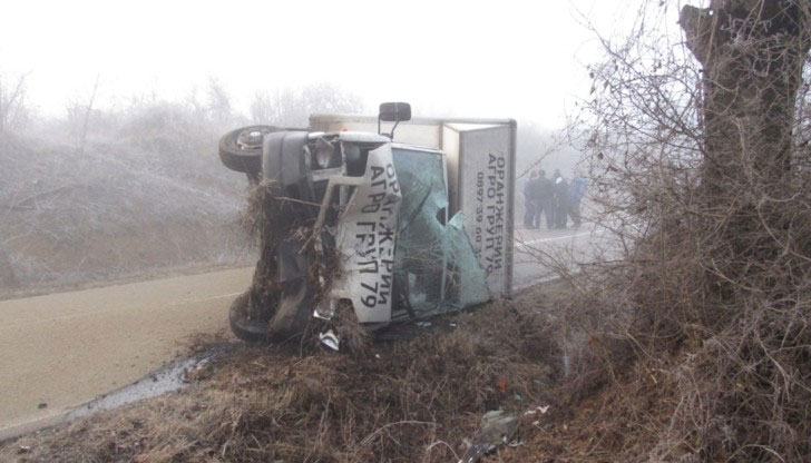 Трима души са пострадали при инцидентаКамион се обърна на пътя
