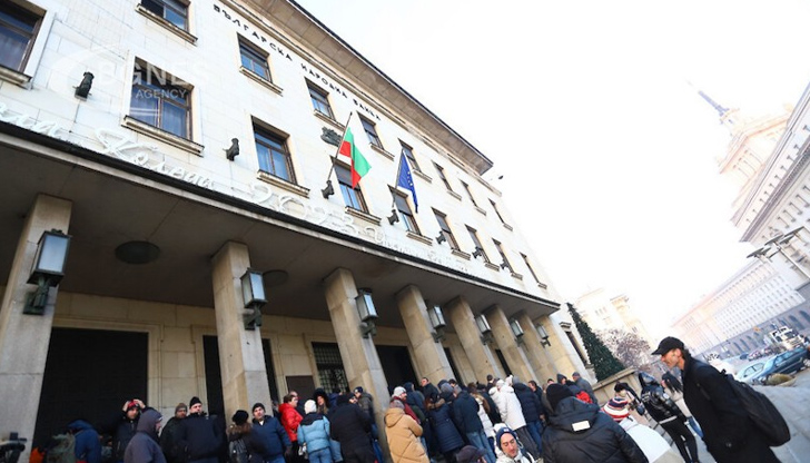 Част от чакащите хора за възпоменателната монета с лика на