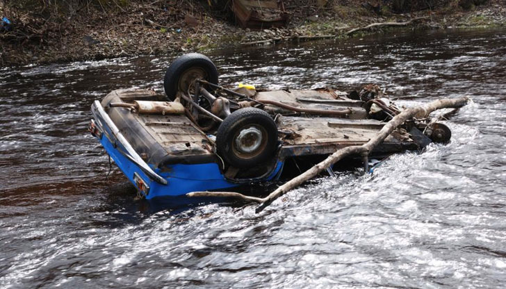 Нелепият инцидент е станал на зазоряване в съботаДвама мъже загинаха,