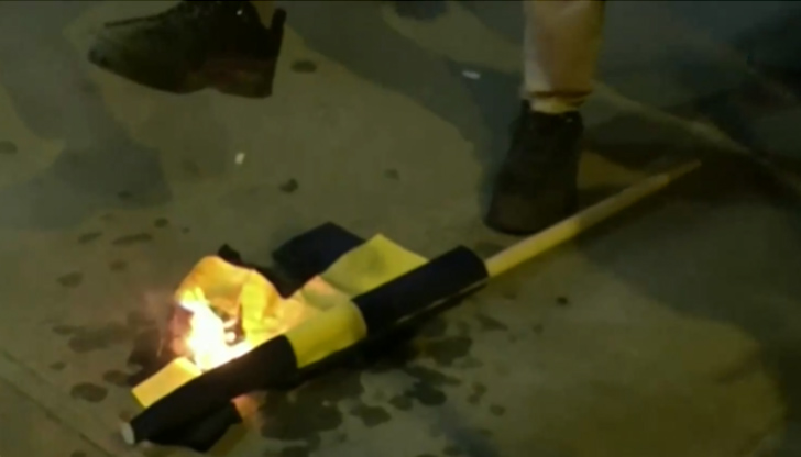 Това се случи, след като крайно десни в Стокхолм запалиха