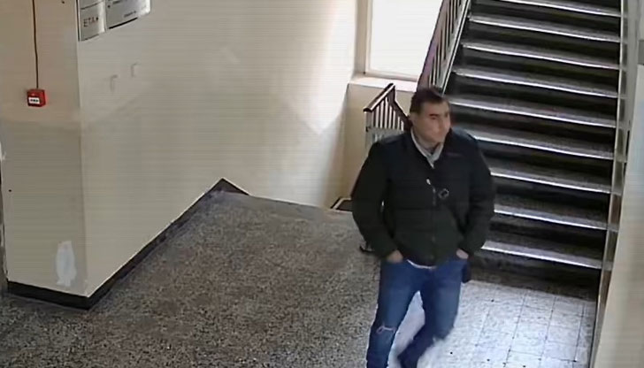 Мъжът е заснет в учебното заведение в началото на миналия