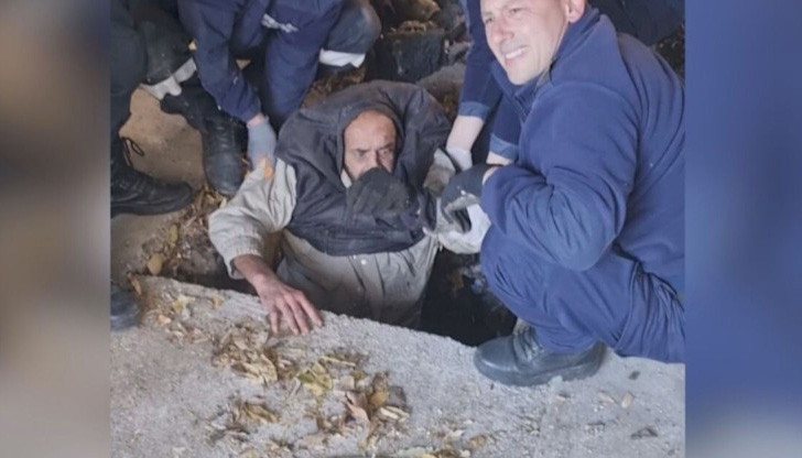 След инцидента мъжът е приет в болница в тежко състояниеПожарникари