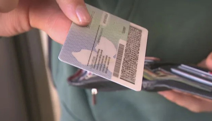 Биометрията представлява снимката на лицето, подписа на лицето и 2