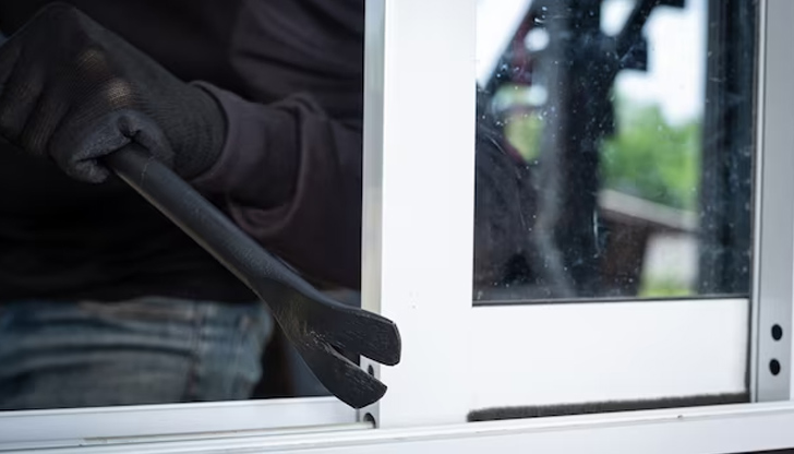 Мъжът е работник в строителна фирма, извършваща ремонт в учебното