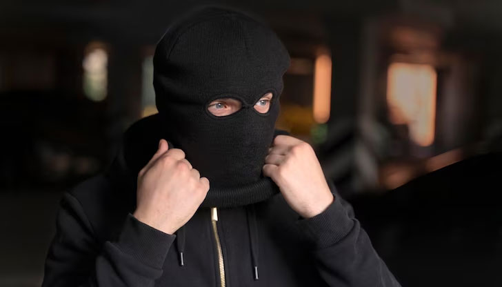 Мъжът е нападнат от двама мъже и напръскан с лютив