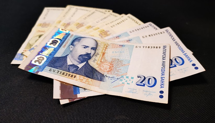 Банкнотите били две - една от 100 лева и една