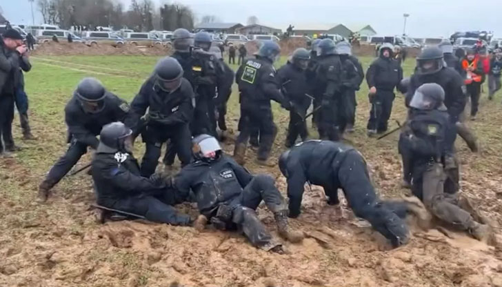 Униформените се опитвали да спрат поход на екоактивистиНад 11 милиона