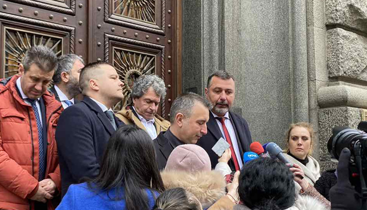 Във всеки един момент кабинетът с вот на недоверие би