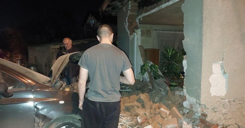 За щастие няма пострадалиКола се е врязала в къща в