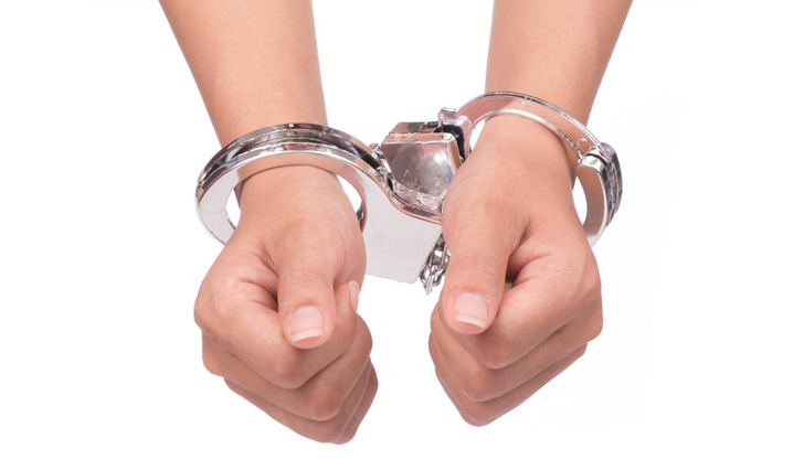 Нападателката не е осъждана и има разрешително за оръжие, придобито