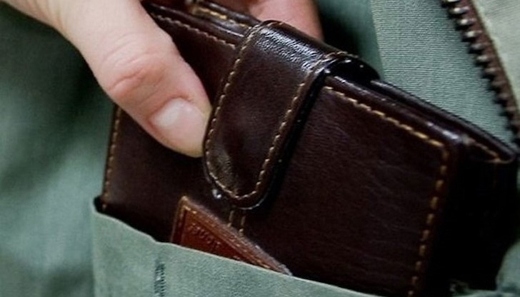 Крадците са отнели пари и вещи от младежи в РусеСлужители