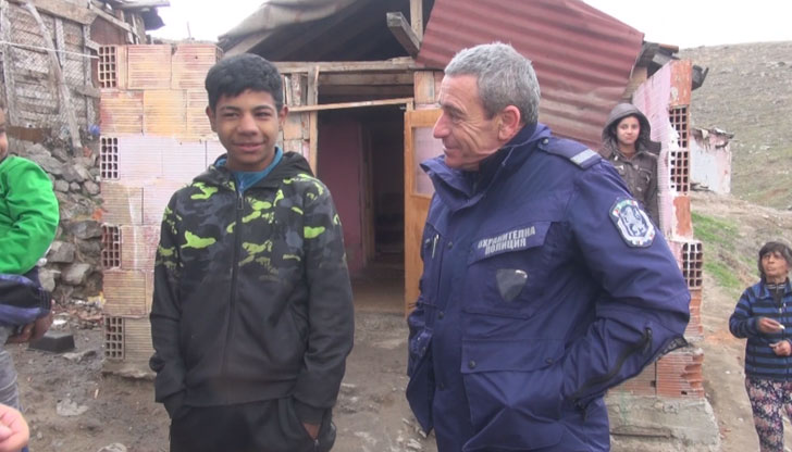 В дома на момчето вече има ток, а трогнати от