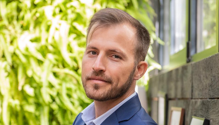 По думите на Митев връчването на третия мандат поставя БСП