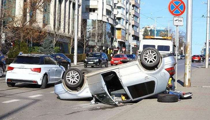 Катастрофата стана малко след 12:00 часа Автомобил се обърна по