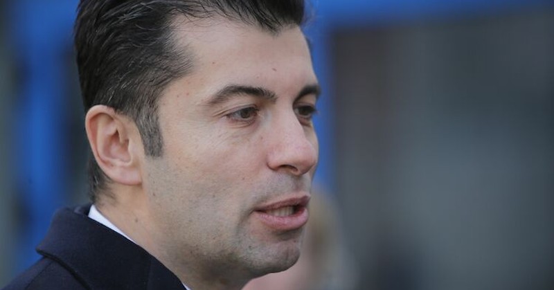 Истината е, че в последно време всички политици са заобиколени