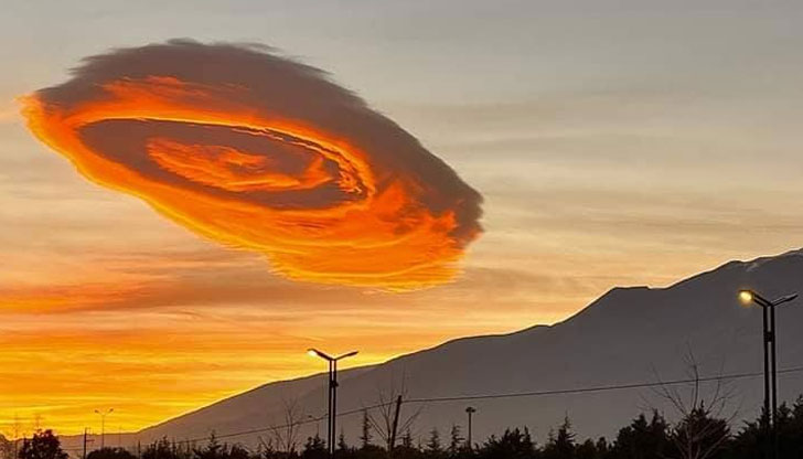 Явлението е останало в небето в продължение на часСтранен облак