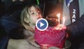 Момиченце празнува рожден ден сред развалините в Турция