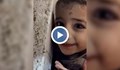 Малкият Мохамед се усмихва на спасителите си