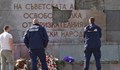 Разбиха с чук плочата на паметника на съветската армия в София