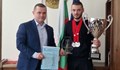 Пенчо Милков награди вицесветовния шампион по водомоторен спорт Виктор Любенов