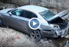 Мостът бил заледен и необезопасенЗрелищна каскада като във филм но