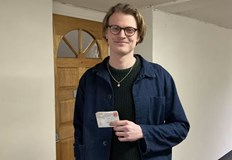 На плика има марка от един пенс с лика на