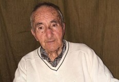 77 годишният мъж е висок около 185 см с къса бяла