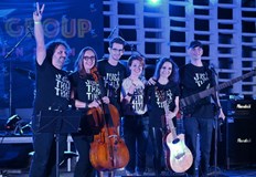 В състава на бандата има виолончело две китари барабани бас