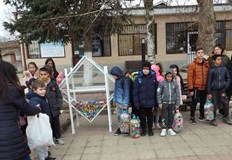 Децата се съревновават кой ще събере повече пластмасаКонтейнерът за събиране