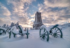 Снежната покривка е над метърПаметникът на свободата на Шипка остава