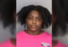 В есето се разказва как бащата удря майката а тя