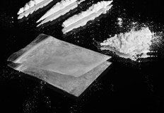 При извършен личен обиск на 36 годишния мъж полицаите откриват около