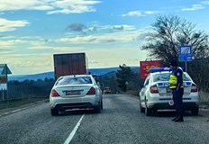 Катастрофиралият ТИР е изтегленВъзстановено е движението при км 63 на