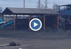 В двора на Брикетна фабрика има непокрити камари с въглища