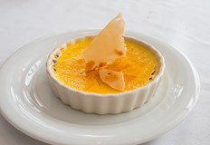 Основната характеристика на деликатеса е изразената в карамелената коричкаПървото споменаване