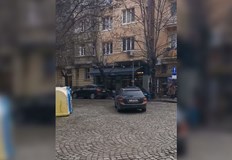 Останалите участници в движението се чудят как да го заобиколятНеобичайна