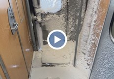 Причината е скъсано уплътнение на вратата през което снегът е