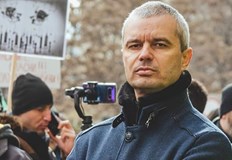 Според Костадинов е странно че референдумът за българския лев се