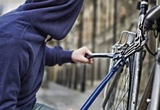 Мъжът е срязал металната верига с която велосипедът е заключен