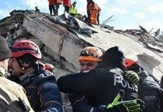 Успяха да извадят майка и двете ѝ малки деца от