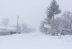 Зимните бури прекъснаха тока на 1 милион американциТрима души са