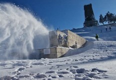 Роторна машина се бори трети ден с близо двуметровите преспи