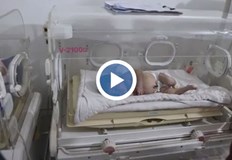 Благодаря на Господ че тя е твърде малка за да