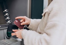 Теглила е пари от банковите ѝ картиПациентка е била ограбена