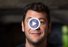 Режисьорът на представлението визира актьора Евгени Будинов Имаме още едно отсъствие