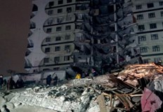 Министърът предупреди хората да не влизат в сградите и добави