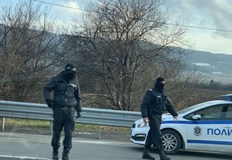 Множество други мигранти са ранениМигрант загина при опит да бъде