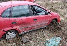 Жената управлявала автомобила е извадена от пожарникариКола излетя от четвъртокласен