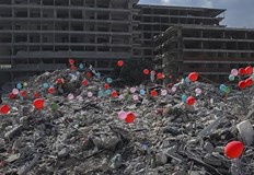 Балоните червени сини розови са поставени от доброволци на